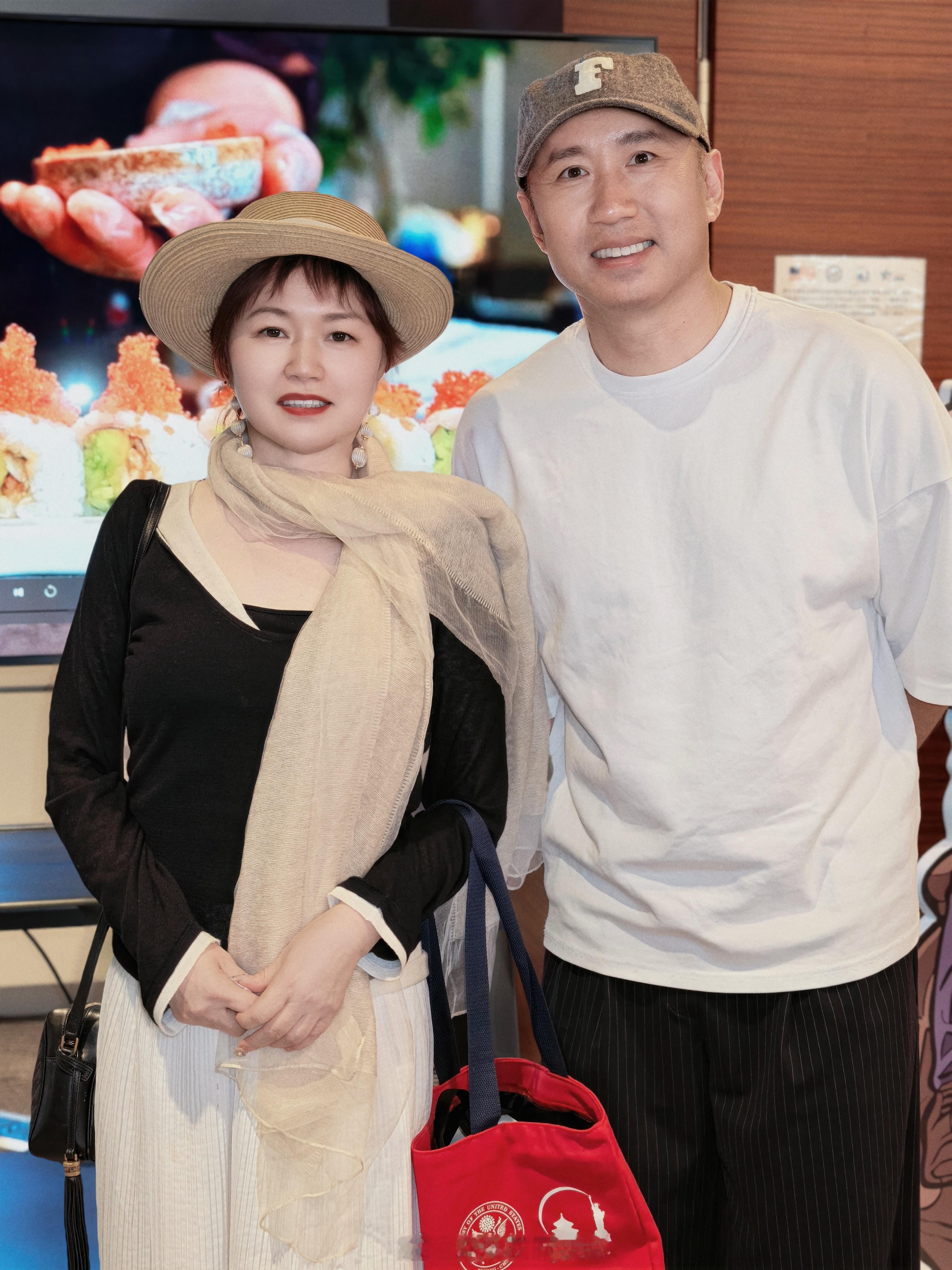 🍣逆袭的寿司！从“讨好”美国人到风靡全球，这枚加州卷什么来头？🍣当传统日料遇上加州阳光，一枚寿司卷出的东西方传奇！受邀参加美国驻华大使馆 美国美味 系列活动，这次的主题是“加州寿司的风物诗”~ 作为一枚资深吃货，今天终于有机会深度解锁了风靡全球的加州卷背后的美味密码！🗽✨📖 传奇诞生记很多人都以为寿司是日本的专属，但加州卷却是地地道道的“美式混血儿”！ 70年代的北美，日裔厨师为了让当地人爱上寿司，大胆做了“反叛”：用丝滑的牛油果代替生鱼片，把“吓人”的紫菜藏进里面，米饭裹在外面（这就是反卷的由来），再配上鲜甜的蟹肉和清爽的黄瓜🥑🦀🥒。这一口温柔的融合，不仅征服了美国胃，80年代还逆袭传回了日本，成为了全球美食爱好者心中的融合经典符号！🎙️ 大师面对面今天超幸运，现场聆听了隐泉（Hatsune）创始人Alan Wong的深度分享！ 作为最早将加州寿司文化带入国内的先行者，Alan细数了美式创意寿司的发展史和创作思路，干货满满，真的感受到他对美食的那份初心与热爱～👩...