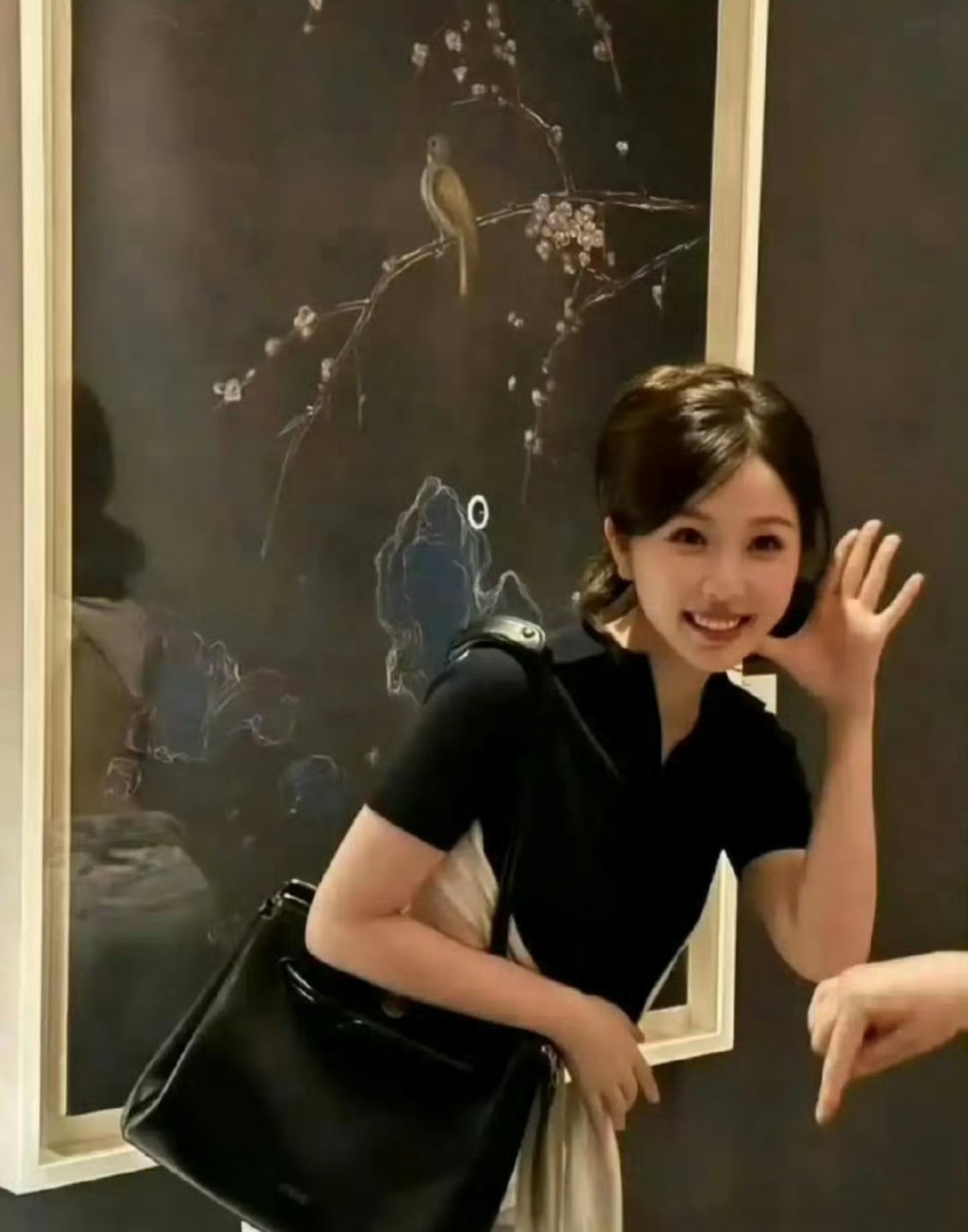 虞书欣背后的镜子暴露了她的着装，风格好大胆
