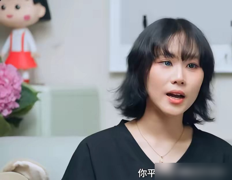 窦佳嫄直播里直接炸了，有人骂她蹭窦靖童热度，她说用这词形容亲姐妹，是玷污。
这俩同父异母的姐妹，十四岁前压根没见过面，后来窦佳嫄主动约了几次，见面全程尴尬到抠地，硬是磨成了闺蜜，发合照也都先问过姐姐。
她从六七岁上网就被骂，拿她跟窦靖童比颜值比资源，比到得了严重情感障碍，24岁生日前才敢把伤口撕