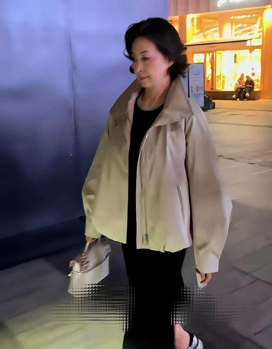 64岁何超琼现身上海，穿开叉裙背260W包，踩厚底鞋走路一瘸一拐的 ​