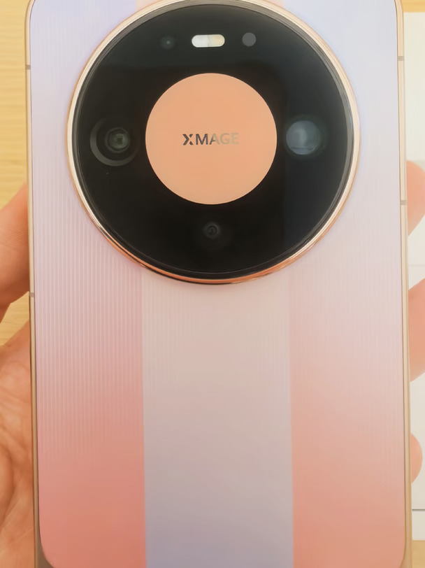 📱Mate90系列到店！
线上看再多测评，不如线下上手体验。高颜值机身，强悍影像，鸿蒙7系统，欢迎到店把玩。#华为拍出水韵江苏#华为Mate90标准版#Mate一起发光吧