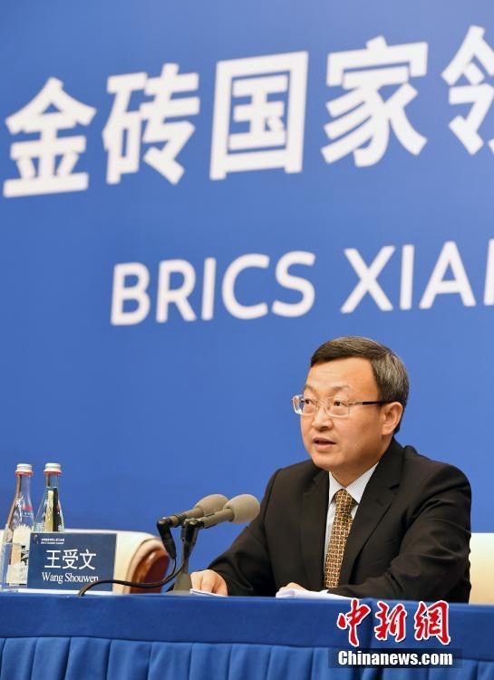 第三个金色十年开启，2027中国接棒金砖主席国，看点十足

中国将于2027年接任金砖主席国，这条消息在金砖国家领导人第十八次会晤上正式对外公布，迅速得到全球各界的关注。

在新德里举办的本次会晤现场，明确对外宣布，2027年由中国担任金砖轮值主席国，同时主办金砖国家第十九次领导人会晤。今年刚好也是