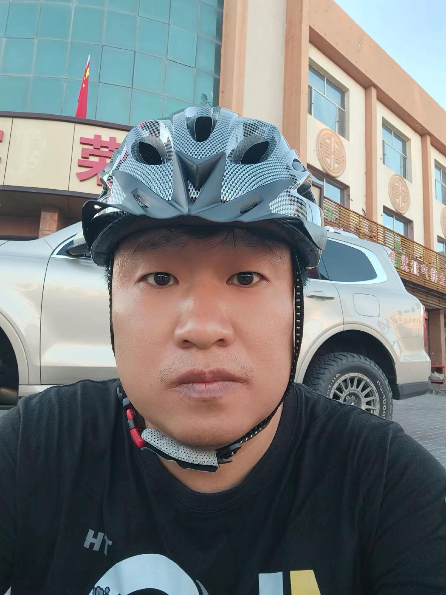 祝福祖国，我还在沙漠公路骑车，从阿拉善英雄会大本营去银川路上，刚到镇子上，吃东西先 阿拉善英雄会 骑行