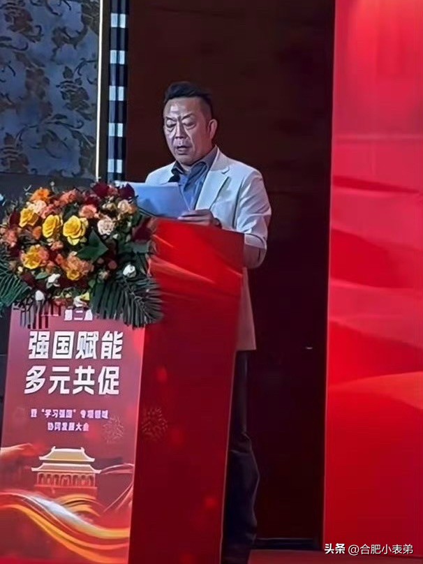 这场风波一晃过去一整年，说实话有点没完没了的感觉。
在我看来，贾总好像还没意识到：自己才是整件事的放大器。
一家企业，如果单凭一个人的吐槽就撑不住，那本身一定藏着不小的问题。
凡事都是别人的错，委屈全在自己这边。