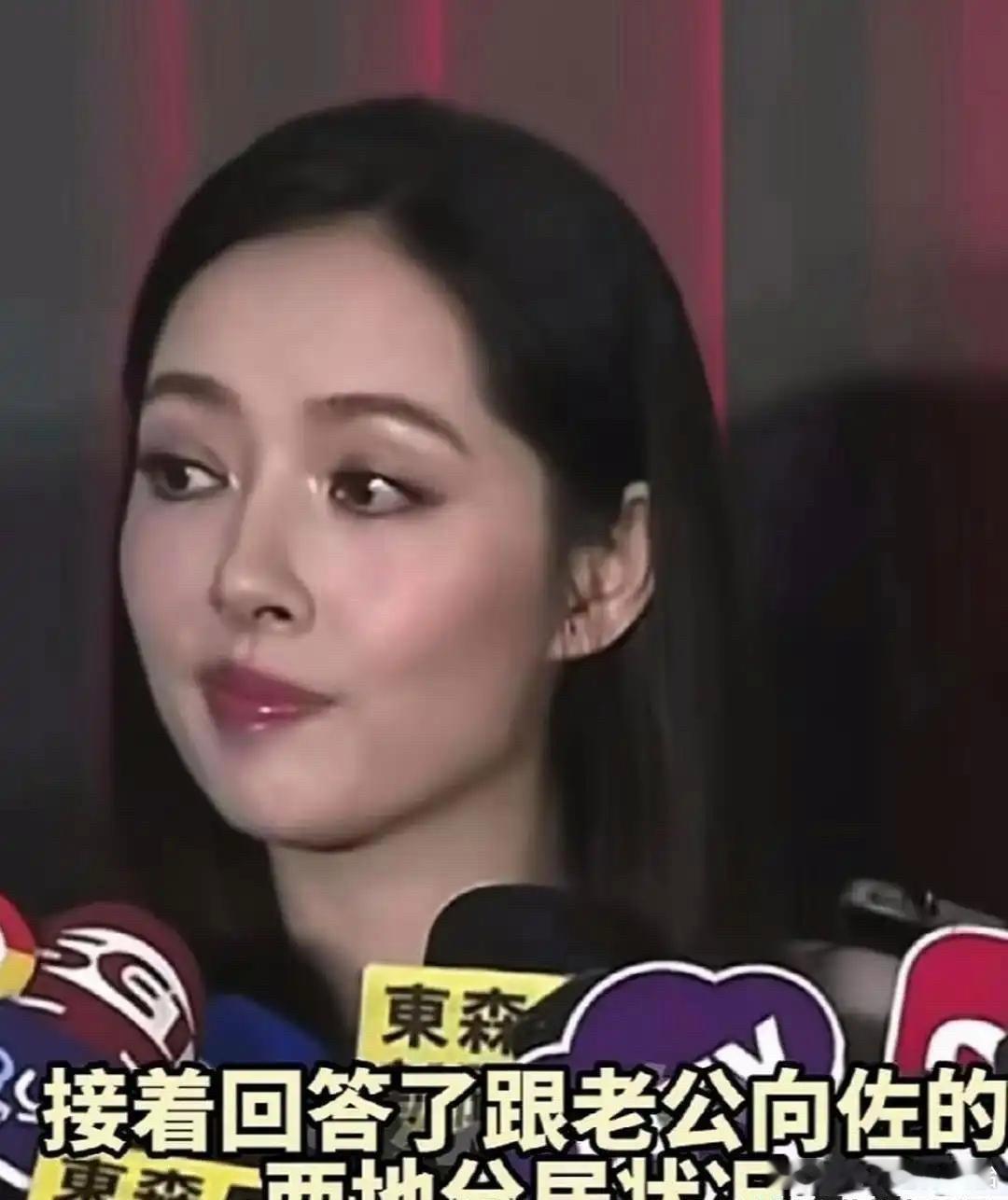 郭碧婷⁠￼￼这段话讲得也太直白了，听完我真愣了一下。记者问她￼异地婚姻⁠￼￼怎么维持，她一点弯子不绕，态度直接甩出来：“我不在乎￼向佐⁠￼￼跟不跟我联系，我只在乎他有没有联络孩子。” 更绝的是下一句，语气里全是那种不容商量的坚定：“要是他没打视频，我就质问他；要是让我孩子难过，我 ​