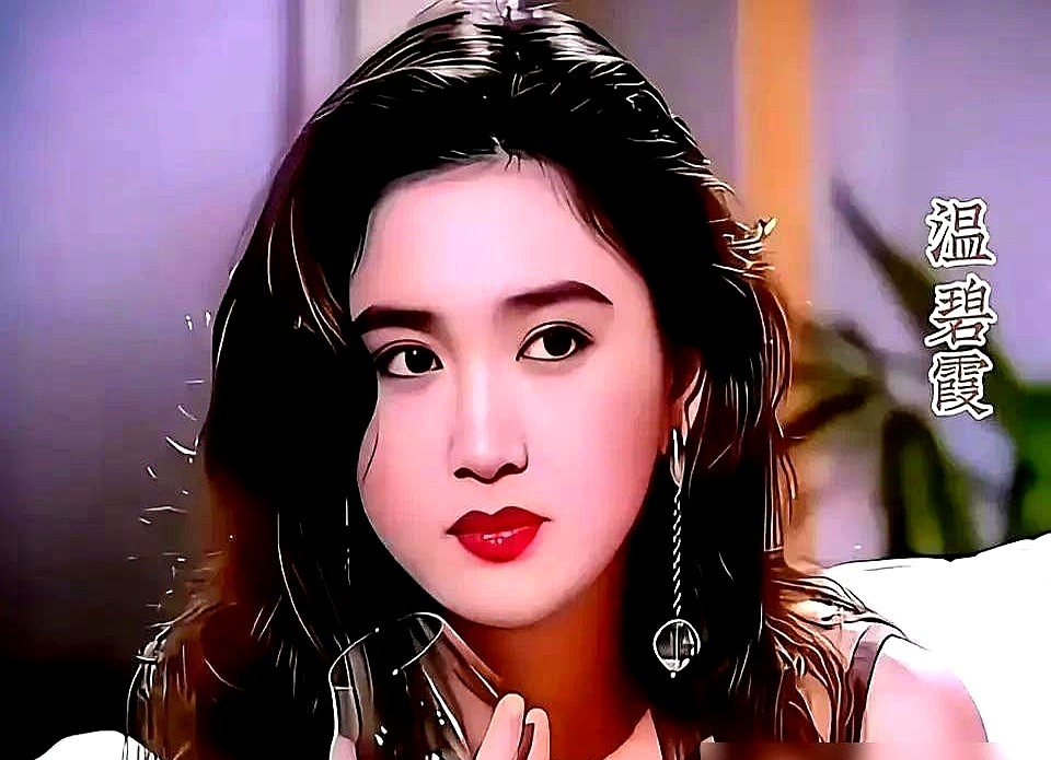 徐克一开始根本看不上王祖贤，嫌她太高太阳光，他心里的聂小倩是日本女星中森明菜。

因为中森明菜没档期，王祖贤直接打电话找制片人：“让我试镜，不行立马走，片酬还能降。”

到了清水湾片场，21岁的王祖贤没怎么化妆，披着一身素白纱，光着脚从暗处走出来。灯光一打，全组震惊。徐克当场拍板：“你以后不用化妆。