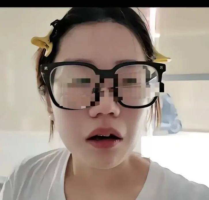 长沙熊小仙女的后续来了！马来西亚大学的回应来了：我的将采取必要的措施！

熊小仙女的所作所为被人举报到了她即将留学的马来西亚的大学，没想到大学非常重视，已经在账号发文回复了举报人！

不少网友把事件完整材料、监控录像整理翻译，写成英文邮件发送到马来亚大学官方渠道。
大量投诉集中递交，校方在社交平台逐