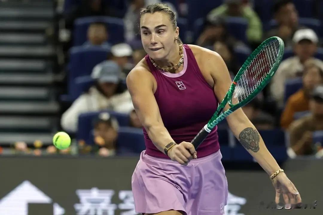 🎾 武网超级冷门日！头号种子萨巴伦卡、2号种子佩古拉首战双双出局，签表一夜大洗牌。

萨巴伦卡作为武网三冠王，曾在这里20胜1负，却在第二轮被李吉妮以3-6、6-4、7-6(5)逆转。决胜盘她2-5落后，挽救多达9个赛点追到抢七，仍5-7惜败。

下午，2号种子佩古拉同样爆冷，先赢一盘后在次盘抢七浪