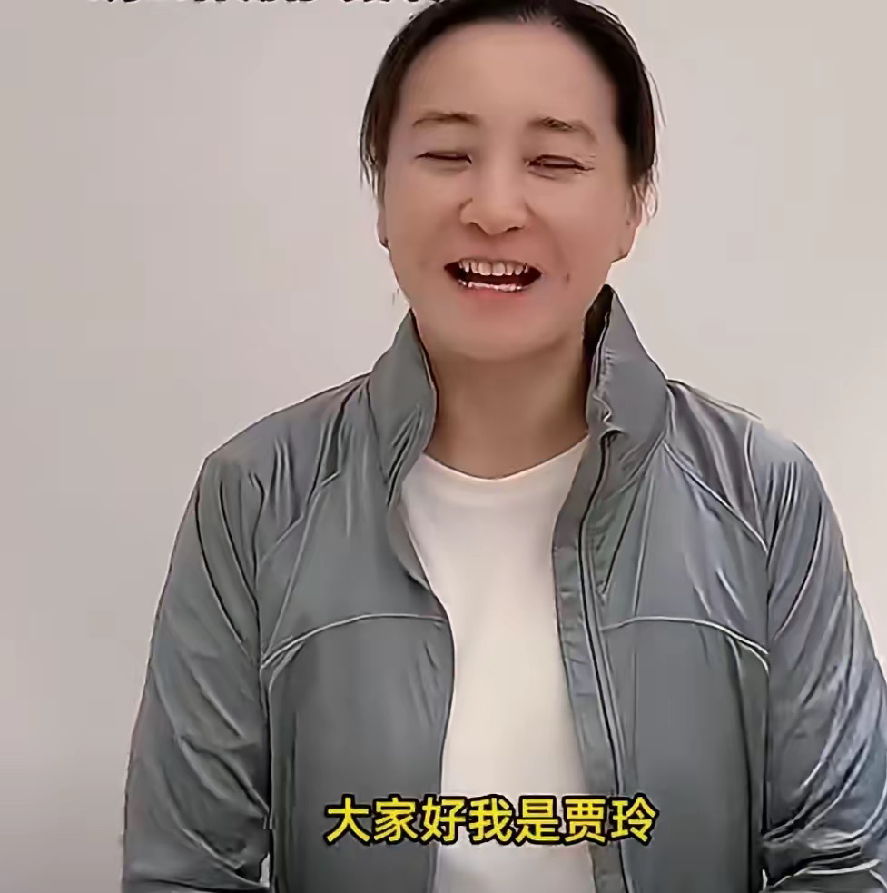 沉寂很久的贾玲，这次突然露面太暖心了！
没有综艺炒作，没有新剧造势，安安静静现身为家乡湖北襄阳宣传文旅。镜头里的她穿搭简单干净，气色特别好，整个人清爽温柔，状态肉眼可见的舒服。
瘦身后的贾玲越来越低调，很少公开出镜。可无论外形怎么变，骨子里的真诚和接地气一直没变。
爆红却不浮躁，有钱有名还不忘家乡。