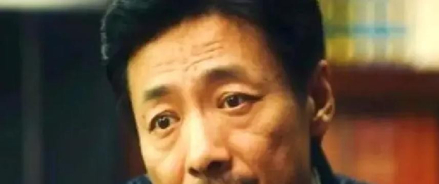 欧豪这辈子干过最狠也最后悔的一件事，大概就是拍戏时亲自打电话把祖峰给摇进了组。
本来只是剧组遇上了突发状况，原定演员在接风宴上贪嘴吃了两只生蚝，当场海鲜过敏肿得连眼皮都抬不开，起码得歇上一个礼拜。
剧组搭好的景、签好的群演全在原地干耗着，多停工一天就是几十万真金白银打水漂。
欧豪情急之下翻出通
