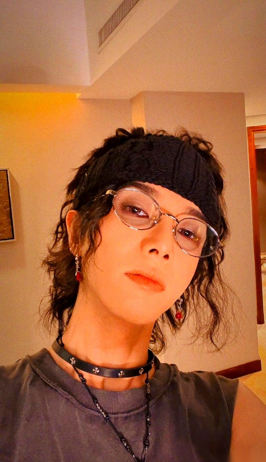华晨宇估计自己也没想到，精心倒腾的音乐节新发型，一上台，硬生生跟《大耳朵图图》里的“壮壮妈”撞了脸。
8月22日，这事连夜冲上了热搜。
原本是想在聚光灯下惊艳全场。发带一绑，头发一抓，上台前估计没少对着镜子找角度。结果站到台前，一阵风吹过，网友眼尖手快，直接截出一张神图。那蓬松上扬的弧度，配合发带勒