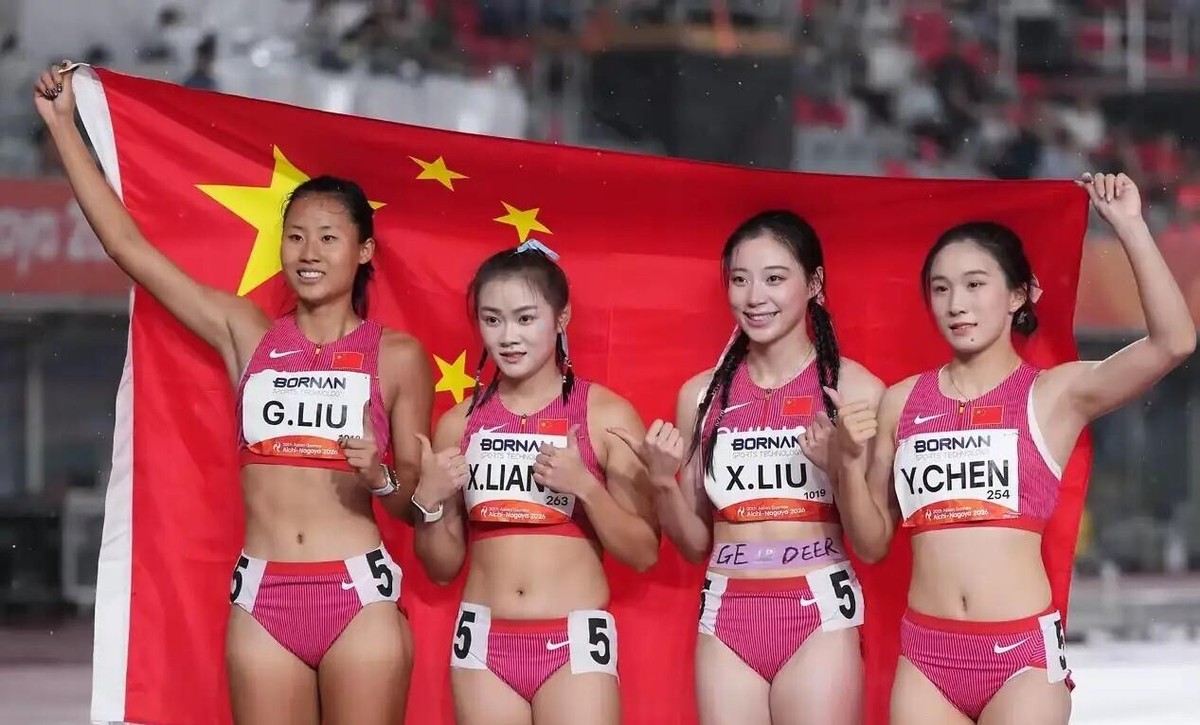 亚运女子接力夺冠合影里，刘峡君腹部那条印着GEDEER的肌贴，成了整场比赛最戳人的细节。四天前葛曼棋百米预赛大腿拉伤，咬牙跑完12秒13，坐轮椅退场。决赛夜，梁小静肩上贴着“97”和葛曼棋的名字，刘峡君把疑似“葛小鹿”的字母贴在身上，四个姑娘在雨中跑出42秒96卫冕。没人安排，也没奖励，就是小姑娘觉