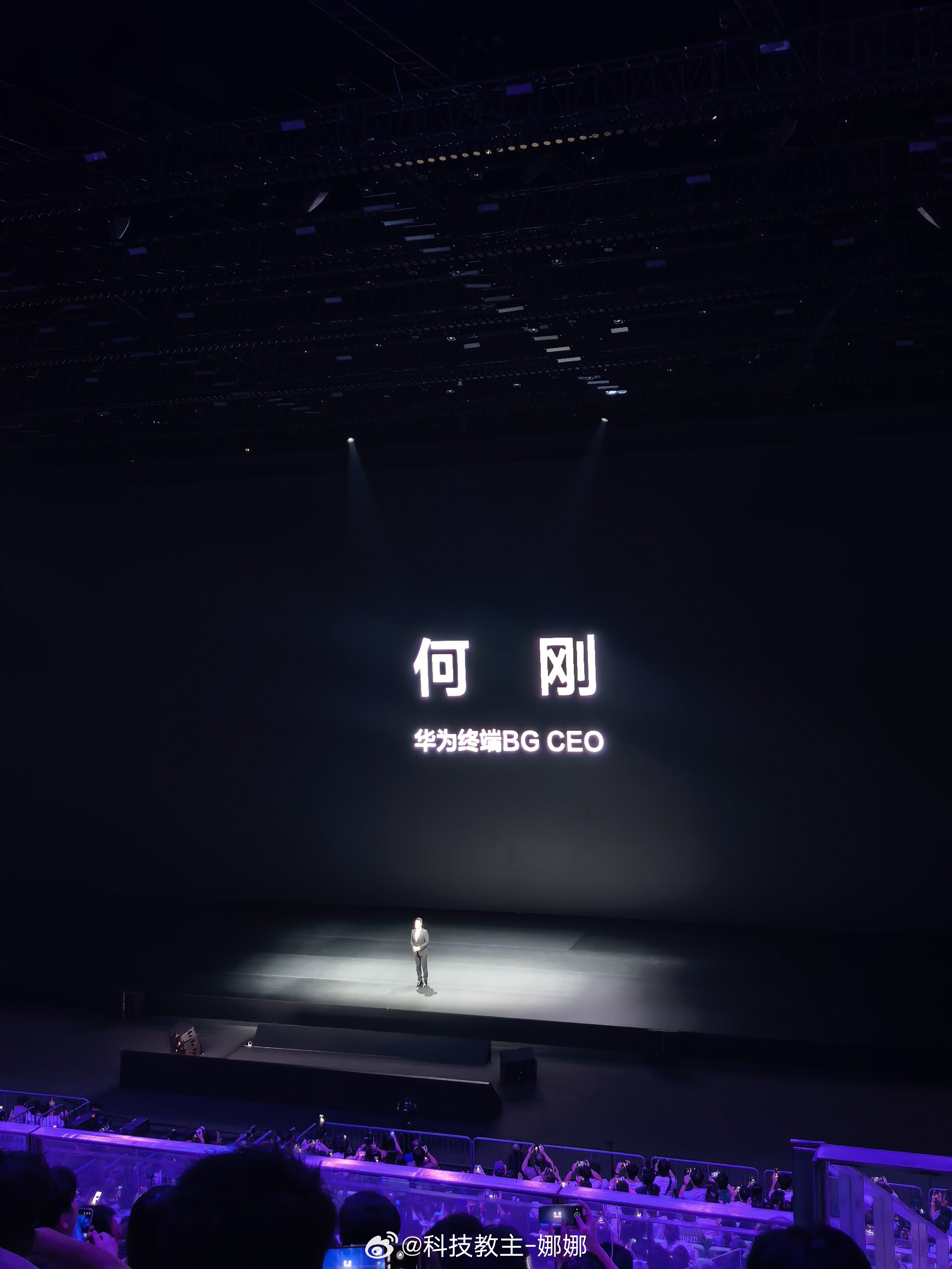 #华为发布会# 在今天的华为新品发布会，HarmonyOS 7来了,这次鸿蒙7把20亿数据训练的性能大模型融入方舟引擎，带来千人千面的流畅体验。方舟存储的超空间存储技术太香，升级就能无痛释放大量存储空间！256G最多省22G，512G最多省51G，1TB最高省下109G，#升级鸿蒙7立省几十G# ，手机装得更多、使用寿命也 ​