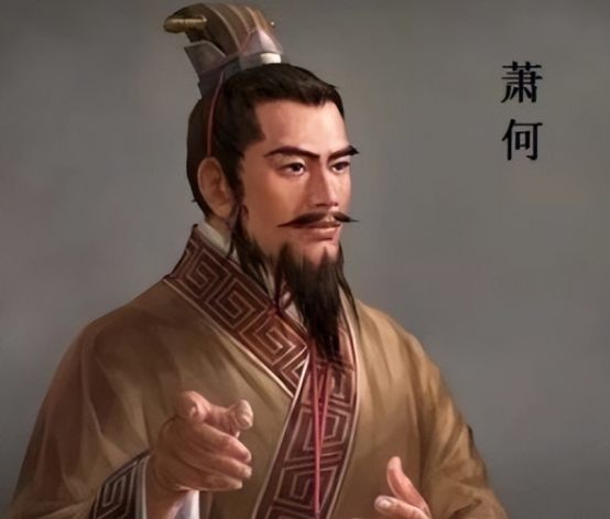 萧何早年任秦沛县主吏，以通晓律令、处事公道闻名。他与刘邦同乡，刘邦为布衣时便“数以吏事护高祖”，刘邦押送刑徒赴咸阳，同僚皆送三百钱，萧何独送五百，这份情谊刘邦记了一辈子。秦末天下大乱，萧何与曹参等劝刘邦起兵，从此成为刘邦最倚重的“管家”。
刘邦入咸阳，诸将争抢金银，萧何却直奔丞相御史府，收秦朝律令图