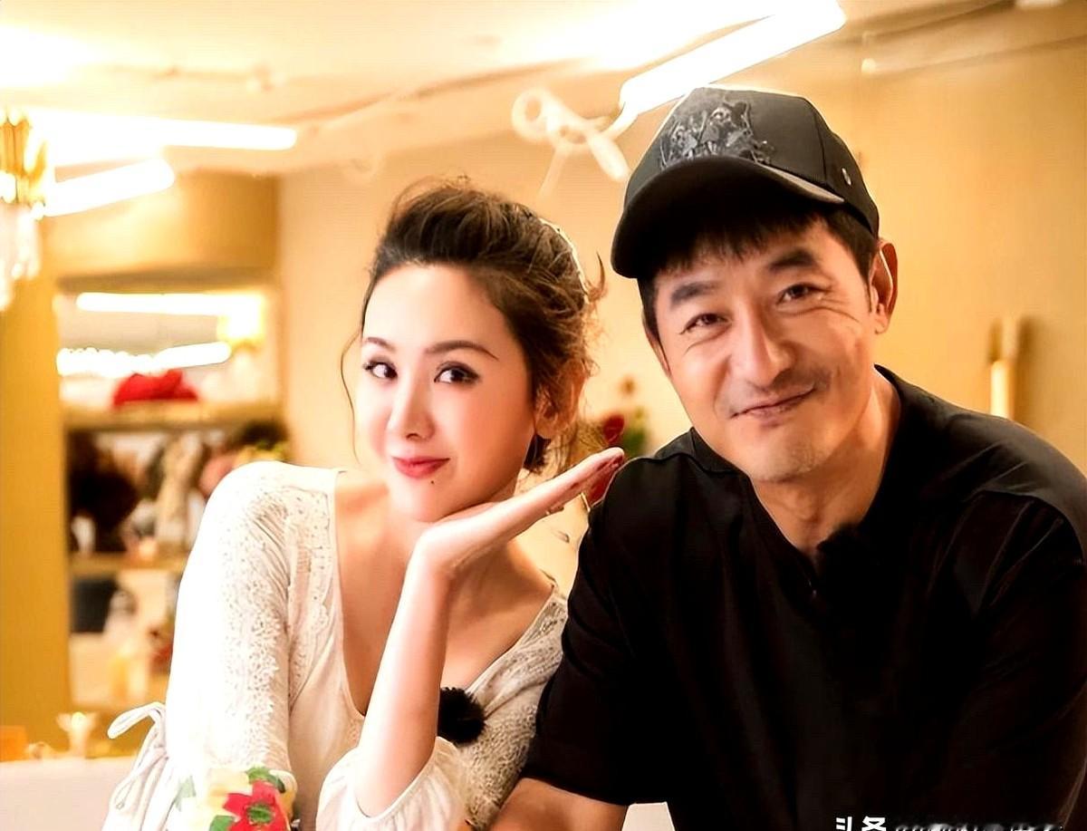 领证那天，郭晓东把所有银行卡往程莉莎手里一塞。

大家都觉得这对夫妻挺逗。男方管得宽，裙子不能太短，大街上不能太亲密。外人看着直摇头，觉得这日子过得太憋屈。

可程莉莎偏偏乐在其中。

在节目里她坦言，被管着反而心里踏实。其实这就是人家两口子的默契。一个交出全部身家给足底气，一个心甘情愿守着那些小规