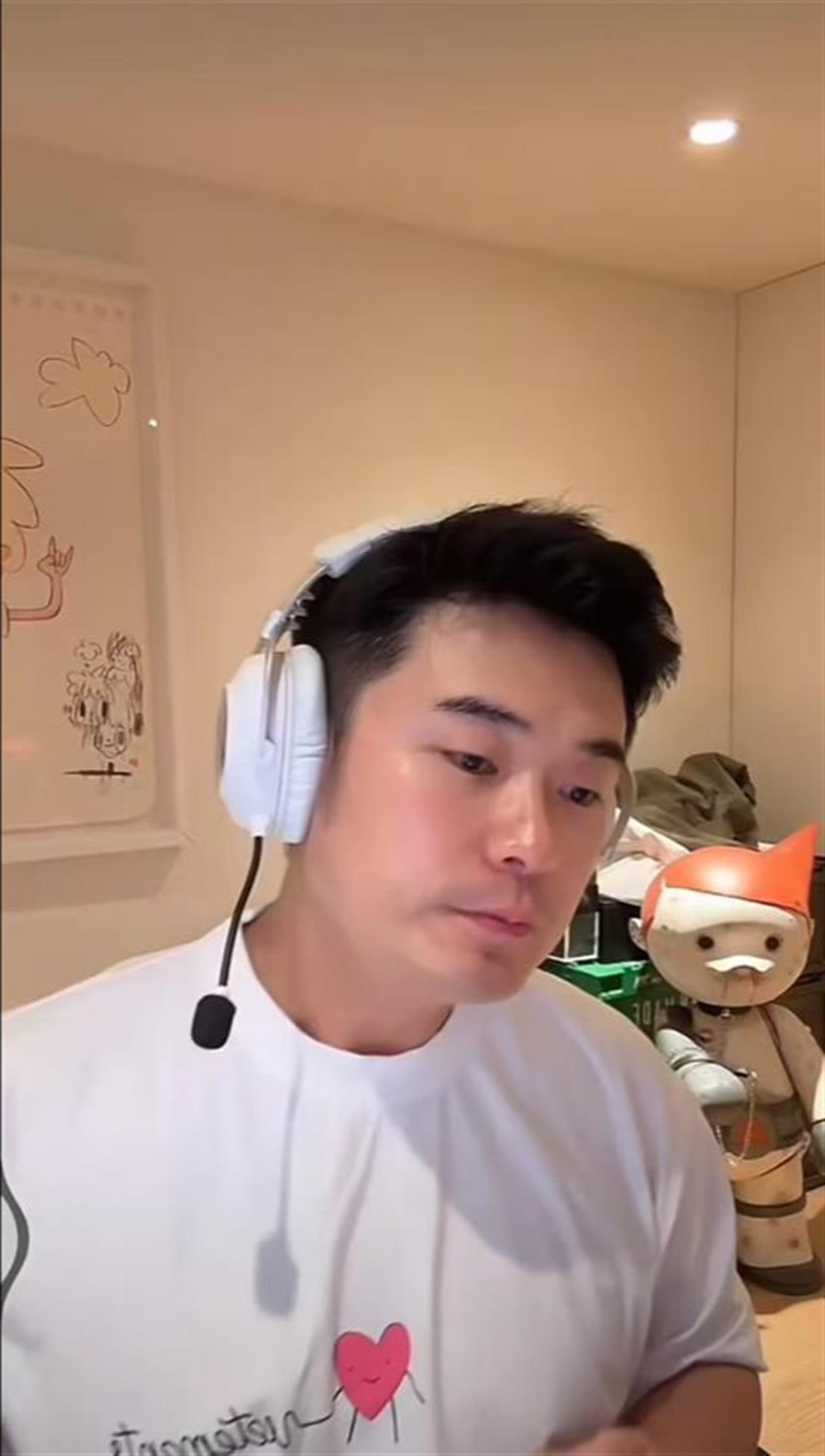 荧幕上活蹦乱跳的陈赫，早已被严重腰伤折磨得苦不堪言！

陈赫直播说出自己身体现状。
确诊严重腰椎滑脱。

伤病积攒了十几年。
是常年工作一点点堆出来的旧伤。

近期腰部伤势突然加重。
去医院拍片完成检查。

腰疼发作的时候。
人根本直不起身子。
正常活动都备受煎熬。

陈赫现在在做理疗休养。
手上一