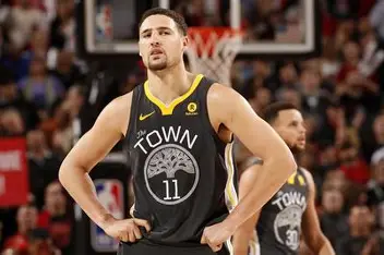 36岁克莱买断赴热火！四冠射手放弃1750万联手字母哥

今天NBA休赛期最炸的一条消息来了：据ESPN名记Shams报道，克莱·汤普森和独行侠达成买断，度过澄清期后就要加盟迈阿密热火，合同是2年接近1300万美元，第二年还有球员选项。独行侠昨天官方宣布买断，释放了克莱最后一年大约1750万美元的合