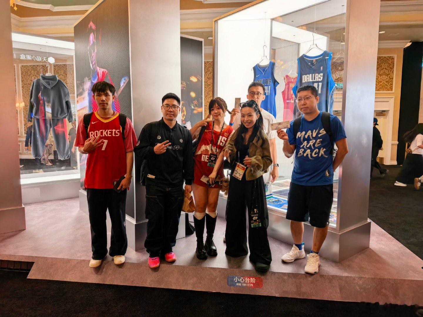 #nba中国赛2026##达拉斯独行侠##MFFL[超话]# 现场看一支全新的达拉斯独行侠，一半主力没打，打成这样也就这样吧，小伙子们加油，最好的是见了好几个老朋友，这么多年之后还能因为独行侠重聚也是挺好的事情  ​