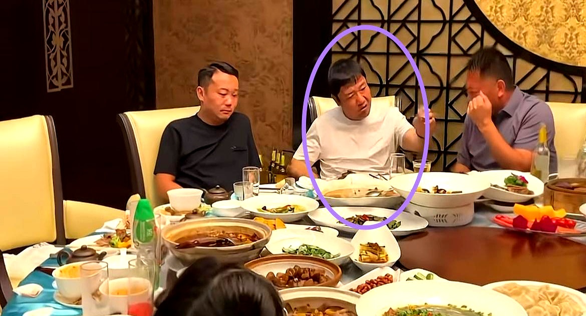 沈腾被拍到深夜喝得烂醉，三个人架着胳膊往前拖，腿软得根本踩不着地，身边人赶紧手忙脚乱给他套上口罩，生怕这副狼狈相被镜头拍全
 

前阵子贾冰喝酒失态，沈腾还在路演台上当众调侃，转头自己就喝到断片，被塞进车里倒头就睡，轮到别人看他的笑话了
 

醉成这副模样还硬给扣上口罩，看着滑稽，细想又有点扎心。哪