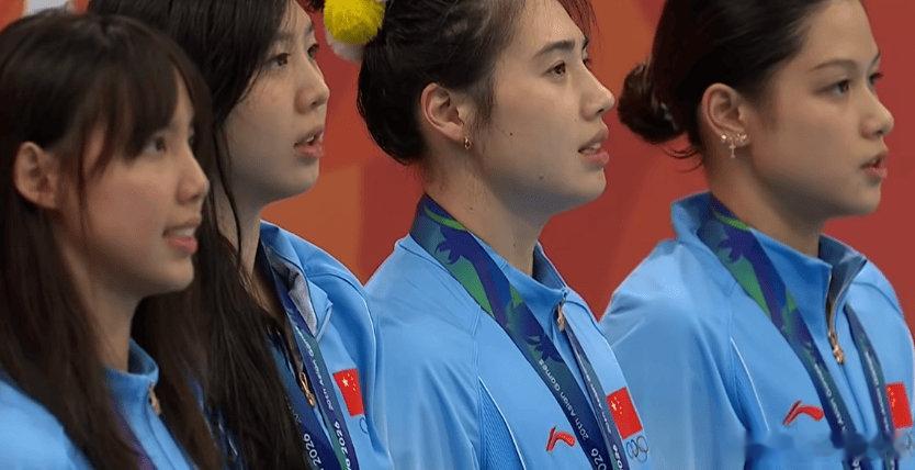 刚刚结束的亚运会女子4x100米混合泳接力决赛，彭旭玮、唐钱婷、张雨霏和余依婷出战的中国队3:54.55打破赛会纪录夺冠。

这是中国游泳队在本届比赛的的30块金牌，同时也是时隔16年再次获得该项目冠军。

日本队获得银牌，韩国队获得铜牌。 ​