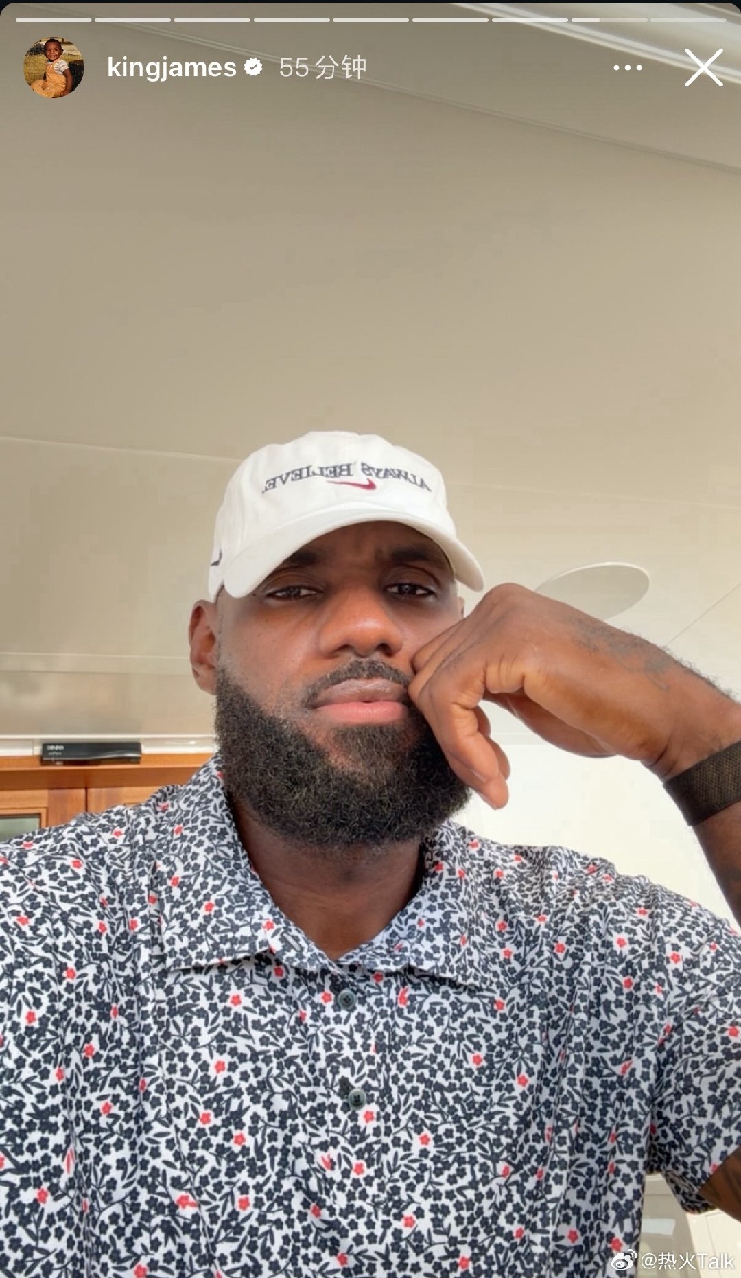 老詹看到国内有一帮人为了他争来吵去，心情甚是郁闷，于是发了个自拍[doge]
#nba##詹姆斯# ​