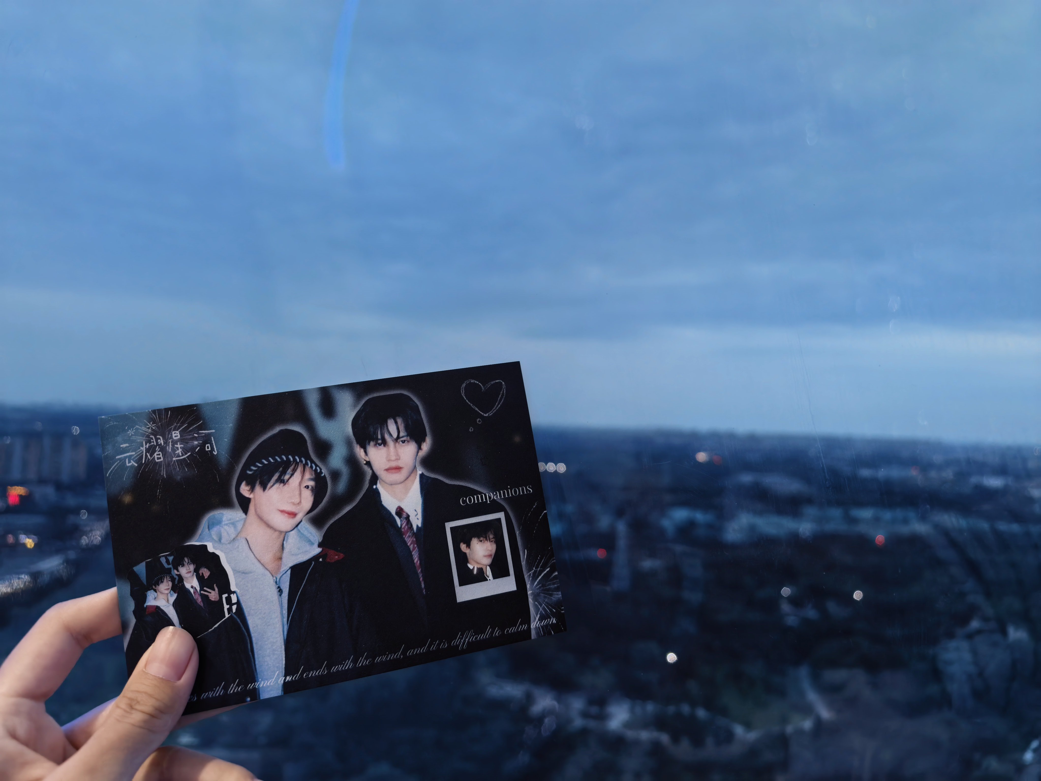 #云熠星河[超话]#  🌌#云熠星河#  

关于一则美好的传说——摩天轮升到最高处时接吻的情侣可以永远在一起

有些爱意证于高空晚风，我些陪伴走完幸福一生

今日的一切巧合好像都为了这一刻。告知我要来北京欢乐谷是突然的，我并不知里面有个摩天轮。匆忙卡点迈进的高铁站抬眼确是美好的同担老师。这是 ​