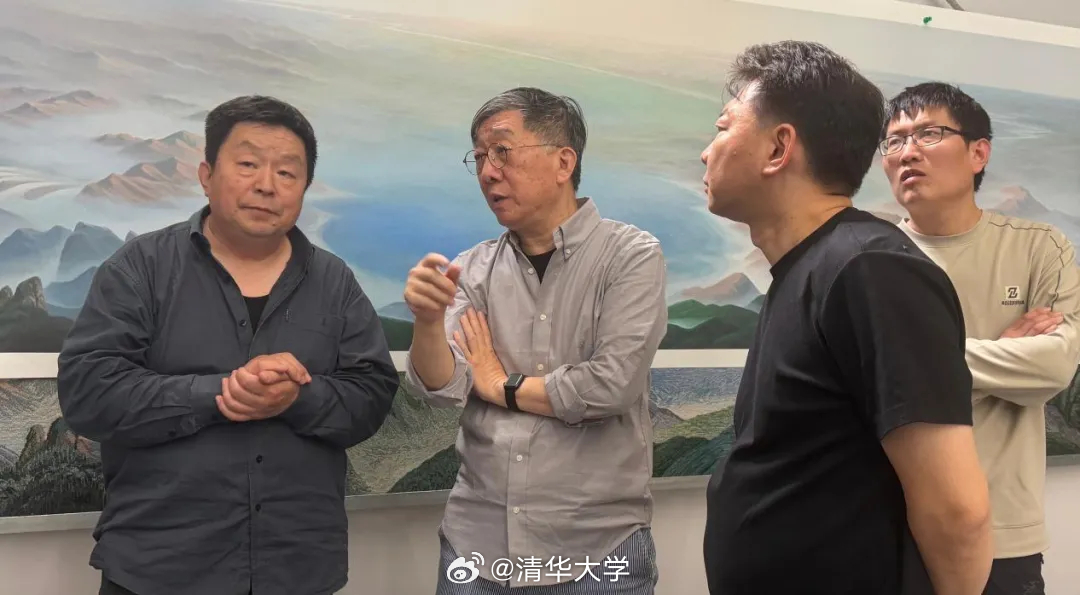 【毛主席纪念堂艺术壁画更新！清华师生以匠心创作缅怀伟人】今天是毛泽东同志逝世50周年纪念日。完成内部维修改造的毛主席纪念堂已于9月1日恢复对外开放，各地群众络绎前来瞻仰参观。纪念堂北大厅内，宽23.662米、高6.509米的巨幅壁画《祖国大地》全新亮相。这件艺术作品由清华大学美术学院袁运甫教授 ​