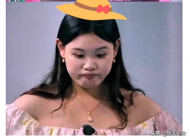 果真姜还是老的辣！

陈瑶的妈妈早就看出来了

张家齐妈妈有些不对劲，所以她才问：家齐知道你要送给她这么用心的礼物吗？

你敢信吗？张家齐妈妈给女儿买了一条金项链，女儿从来没见过。

项链是17岁夺冠那年买的，妈妈一直“代为保管”，怕孩子粗心弄丢。

几年后在节目里哽咽：我给她买了金项链，她从来不戴