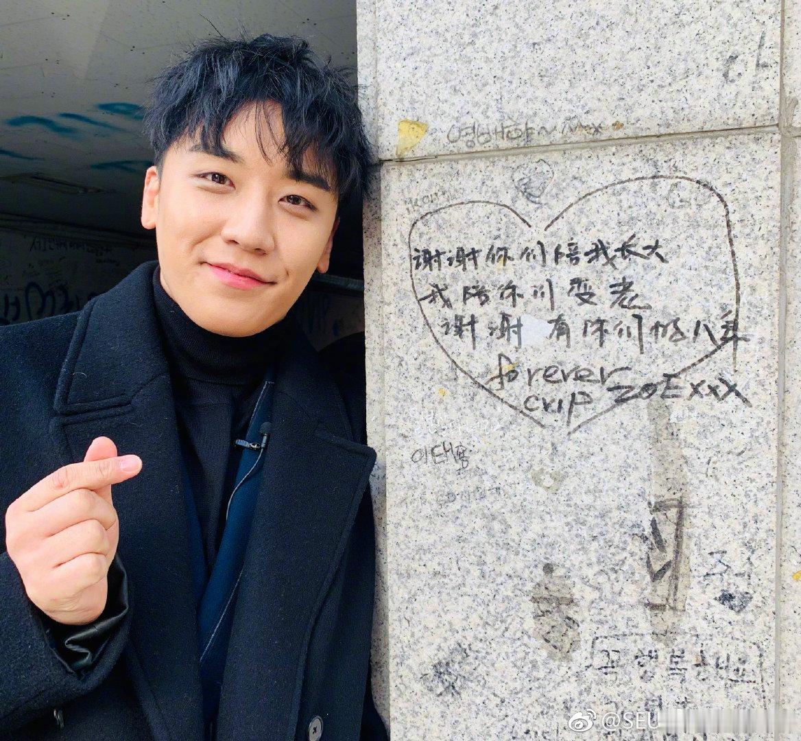 #李胜利承认当爸##李胜利否认妻子未婚先孕# ​​​28日，据韩媒，李胜利承认妻子已怀孕，但称与怀孕妻子并非恋人关系，而是已经登记结婚的夫妻，“未婚先孕”并非事实。李胜利还说：“目前并未考虑举办婚礼。”并表示夫妻二人正在努力进行胎教。 ​