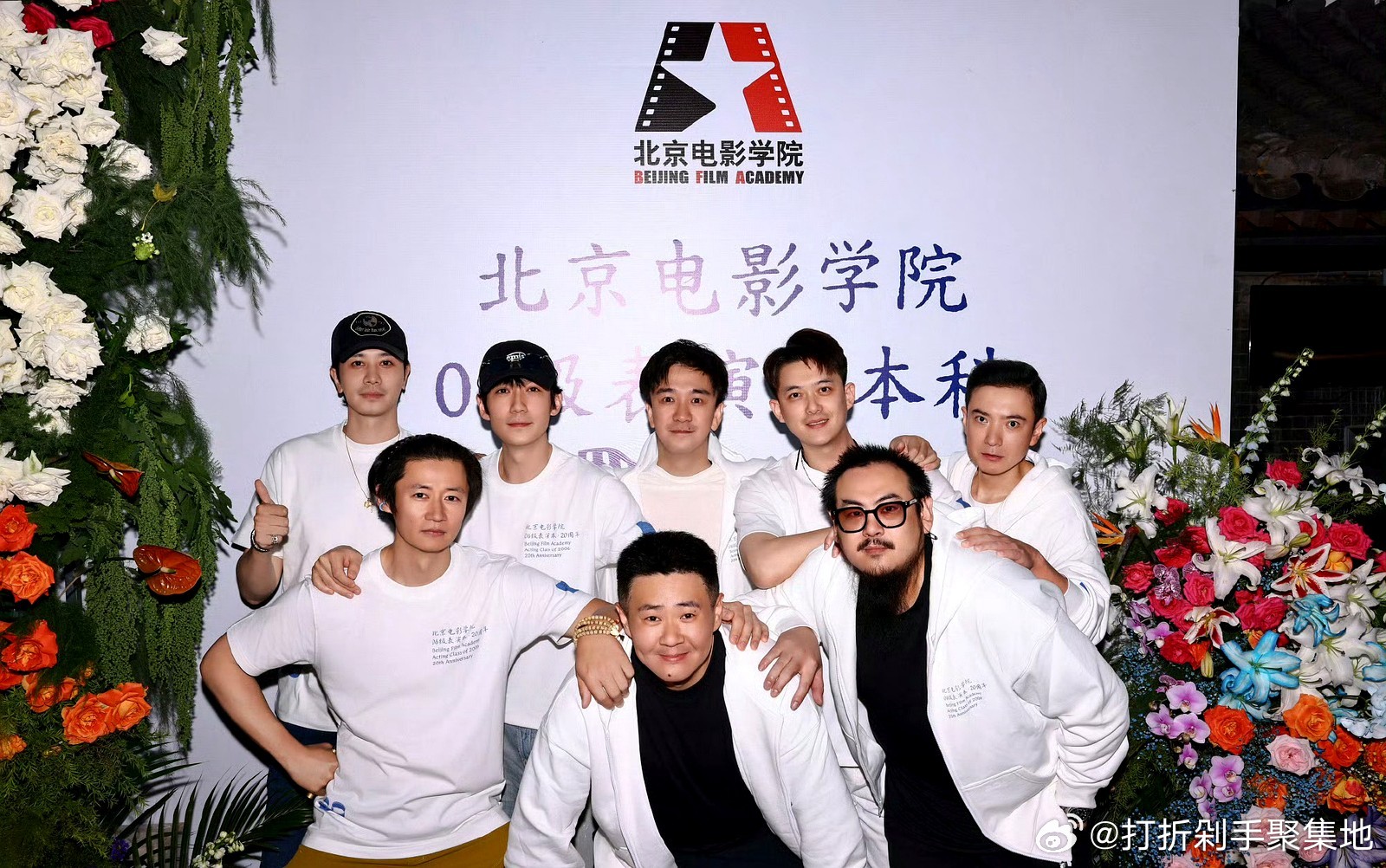 朱一龙高叶彭冠英竟是同班同学：北电06级二十年重聚，伴手礼藏着他的心意

10月12日，高叶在社交平台晒出北京电影学院06级表演系本科班二十周年聚会合照，配文"少年意气犹在，岁月各有篇章"。随后朱一龙也发文"敬二十年，敬曾经少年"，相关话题冲上热搜。不少网友看到大合照才发现：朱一龙、高叶、彭冠 ​