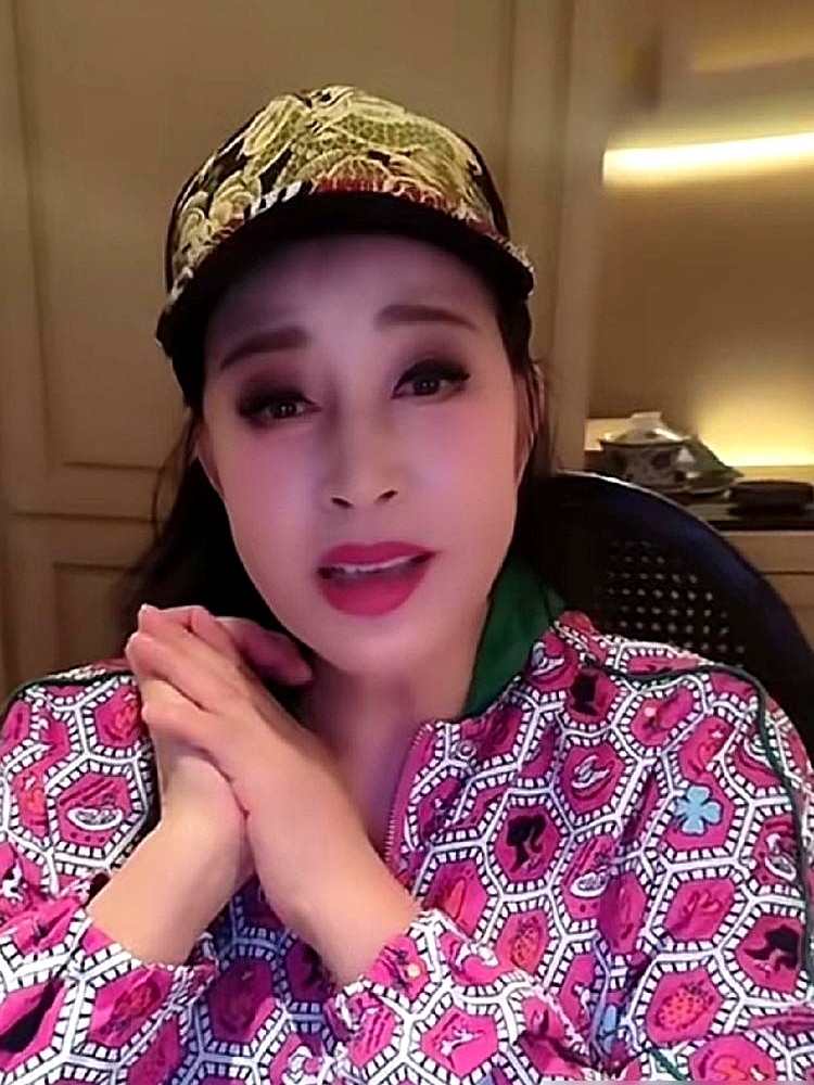 44年前拍戏几乎零交流，现在却专门跑来念诗祝寿。

最近刘晓庆发文，给老伙计陈少泽庆祝80岁大寿。

这俩人结缘是在1981年。当时北京电影制片厂拍电影《潜网》，刘晓庆演罗弦，陈少泽演何侃。那时候刘晓庆年轻紧张，陈少泽也腼腆，两人拍完戏私下连句多余的话都没说过。

没想到缘分这么长。2025年12月