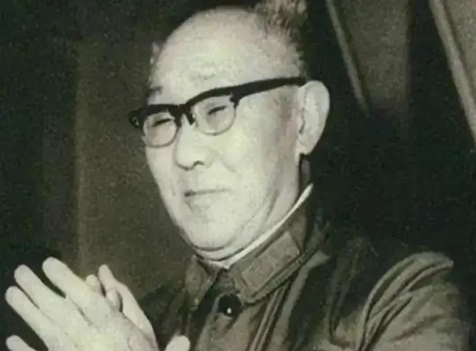 1955年，授衔仪式上，毛主席走到陈赓面前：“你陈赓当大将了，而陈赓笑着说：“我这个大将可不是你给的，是李聚奎给的”。
陈赓接过命令状，敬礼时指尖微微发烫。仪式结束后，他没有随人流去休息室，而是径直走向走廊尽头的临时电话间。门关上的那一刻，他脸上的笑容沉了下来。
他先要通了西北石油勘探局的长途。接线