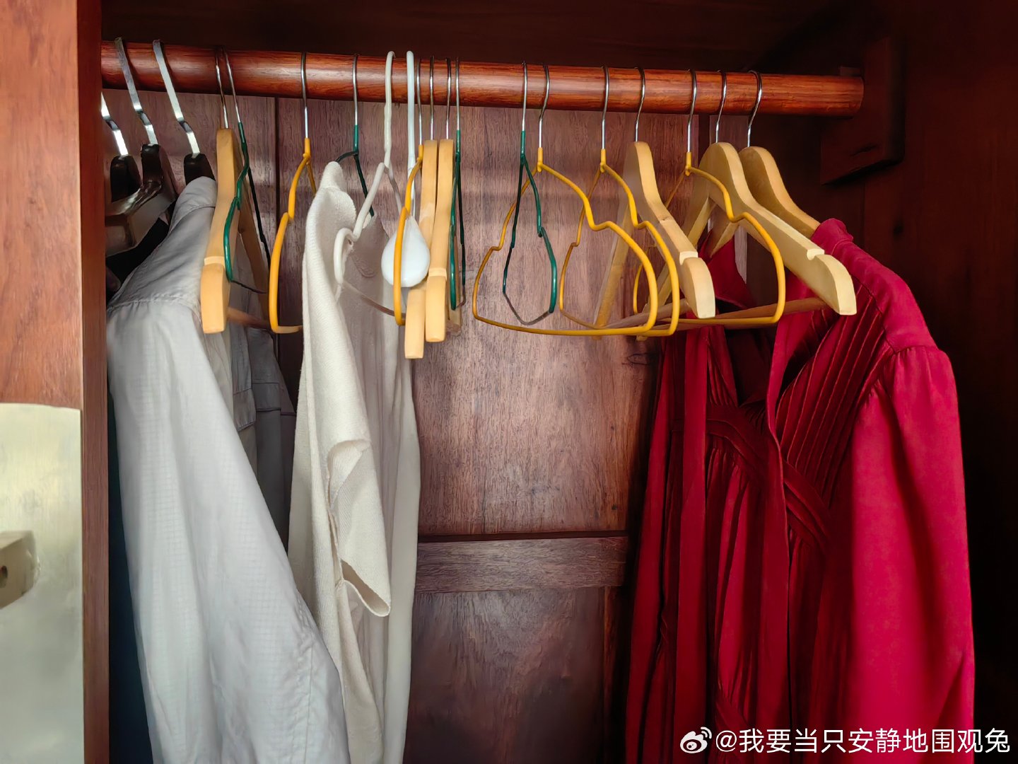 明天又要独自回广东带孩子上学了[允悲]
人与人的关系都是远香近臭的，平时不在家还腻腻歪歪的，现在放假在家都不知道被嫌弃了多少回了。
日常的生活除了大直男不在身边，有事也找不到人可以商量帮忙外，其它的真没什么好嫌弃的，不用走人情来往，没有婆媳问题[允悲][允悲] ​