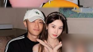 黄子韬徐艺洋官宣有娃，孩子都两岁多了，之前愣是瞒得死死的。
徐艺洋直播亲口说的，孩子2024年生的，自己怀自己生，国籍中国，没代孕没双胞胎。配图里两人一左一右牵着娃，海边落日，文案写得挺温馨。
可评论区炸得厉害。翻旧账的来了：当初否认恋情、否认备孕，粉丝帮着控评辟谣，结果全是真的。有人直接说，这
