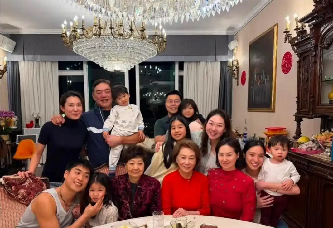 何超琼中秋过节不搞大排场，和干女儿一家在粤菜馆低调聚餐 ​