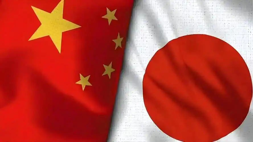 随着中日之间的气氛越来越紧绷，国际上很多原本打算看热闹、甚至想趁机捞一笔的国家，突然感觉脊背发凉。他们终于看懂了一个残酷的现实：中国这次捍卫底线是来真的。如果中日真到了兵戎相见的那一天，绝不会是第二个俄乌战场！

最近，日本在西南诸岛部署远程导弹并与澳大利亚联合试射，中国海警持续巡航钓鱼岛，解放军在