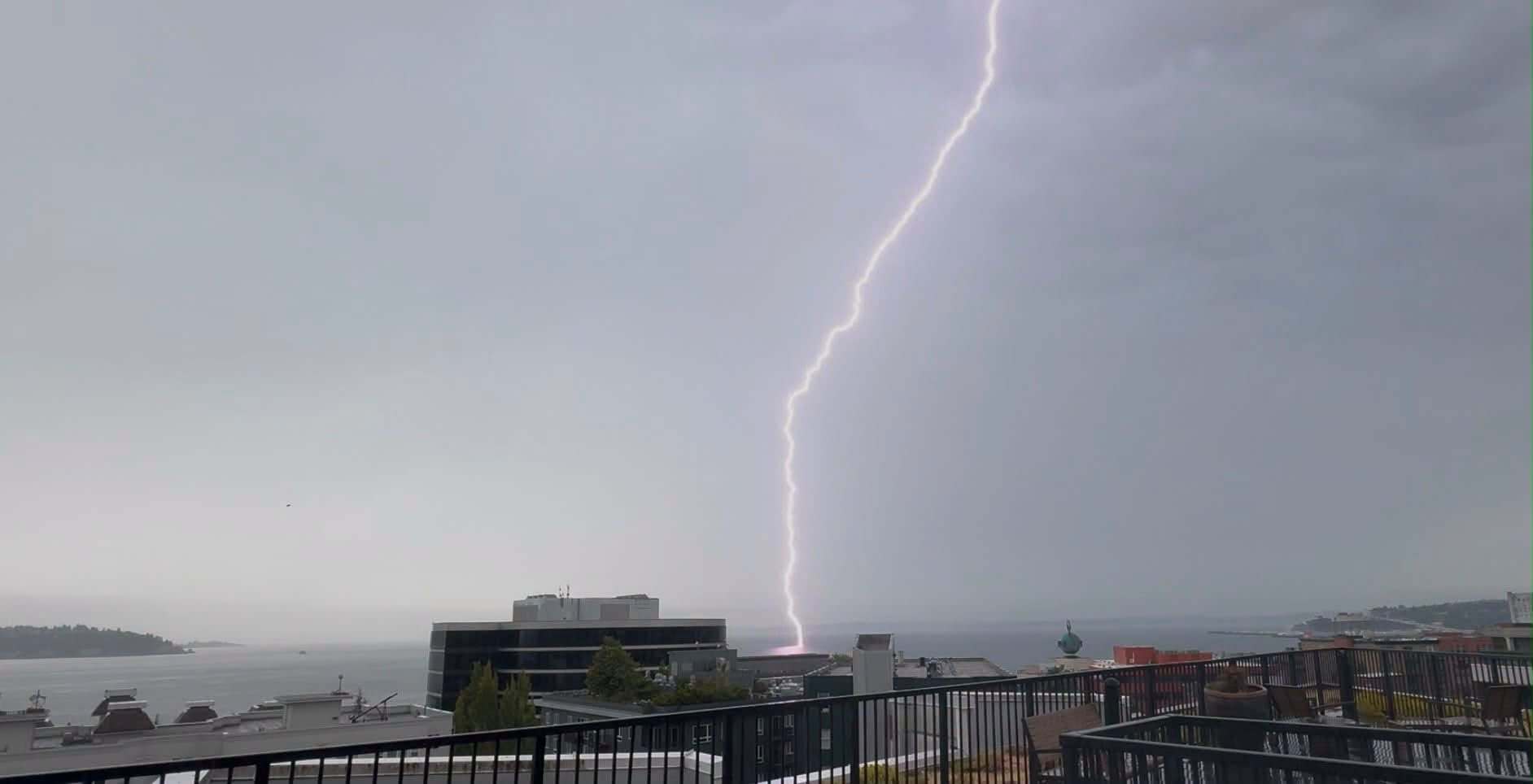 【雷暴突袭西雅图 Sea-Tac机场一度停飞】一股强雷暴天气7月16日...