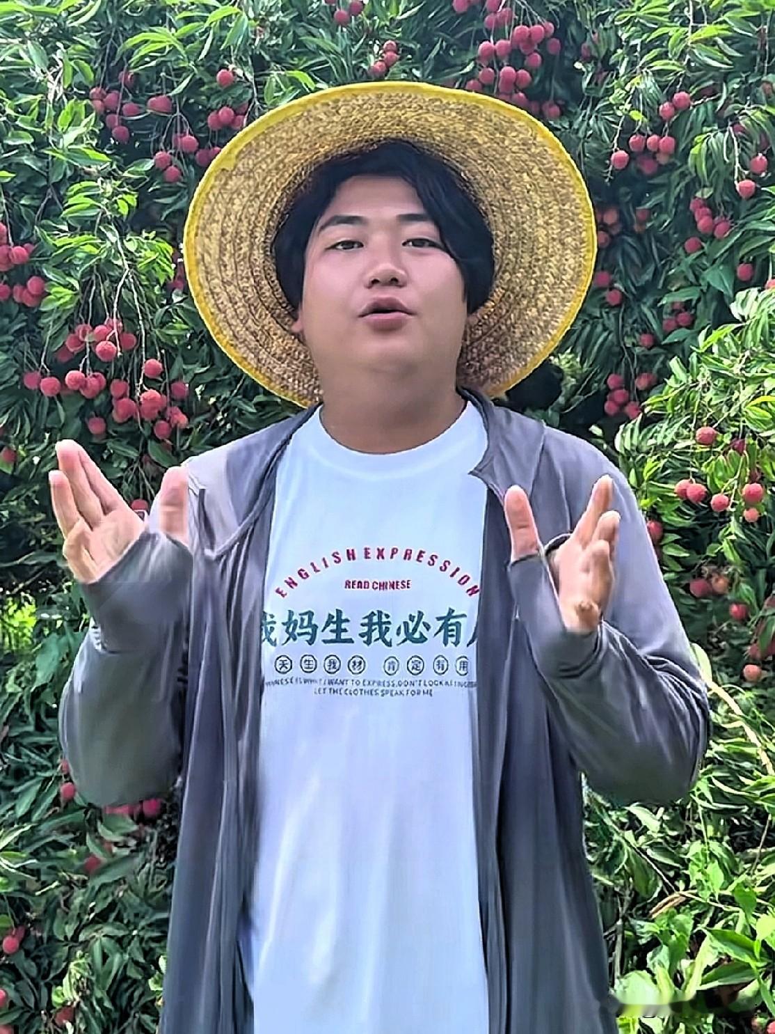 天天有人扛着手机去全红婵老家门口打卡，跟逛村子似的。

网上还有人替他们家操心：都红成这样了，咋还不住别墅、不开豪车、不把亲戚都安排明白？

结果她大哥全进华直接交底：没搬，还在迈合村，还是那块地、那院子、那两棵凤凰树。

老爷子照样钻果园，太阳一晒就是一天；她妈把屋里屋外收拾得利索，家里不富气，但