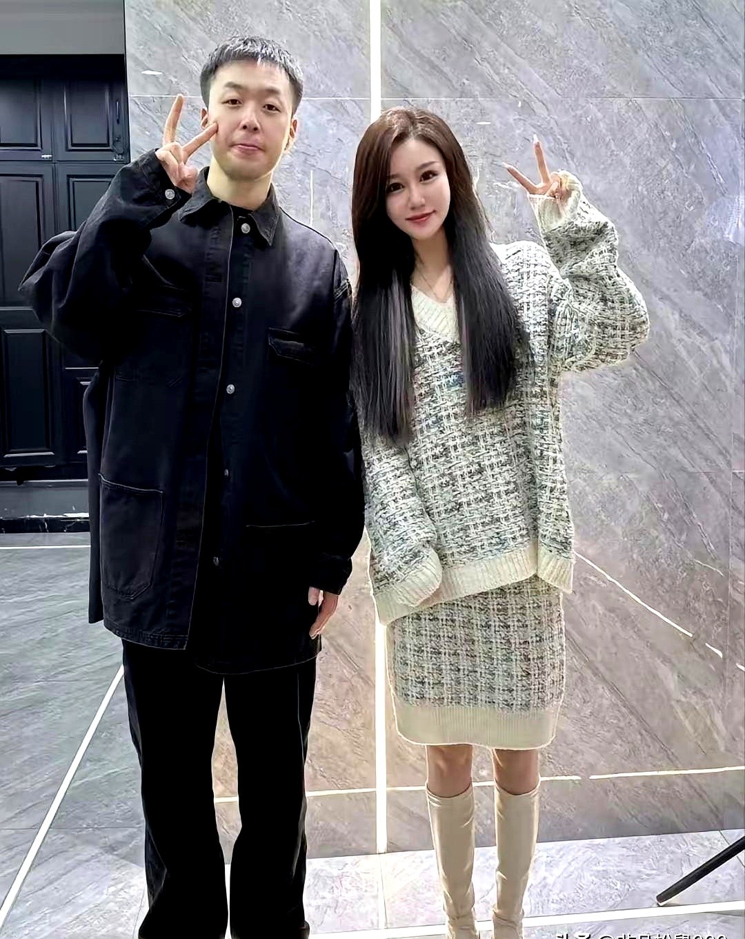 贾玲咬牙减掉半个自己，转头就扛起了几十亿票房。

杜海涛也变了。以前总是一身肉，这几年在健身房挥汗如雨，硬是把自己练瘦了，顺理成章结了婚。

他们俩这变化，都是实打实流汗换来的。

再看看苏有朋。最近露面，脸部有些浮肿僵硬。不少人看着屏幕直愣神，感慨当年的“五阿哥”怎么认不出了。

想留住青春挺正常