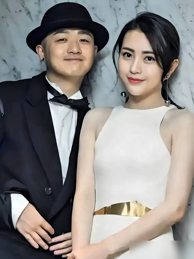 包贝尔原姓艾。
1994年父母离婚，他跟了妈。改姓包，叫包贝尔。那年他十岁。
他妈包锋，皮影戏大师，有俄罗斯血统。离婚后带着儿子去日本，教皮影。
一个男孩，十岁，跟着一个强势的妈。姓改了，爹没了，异国他乡。
后来他娶了包文婧。网上传了多年，说包文婧为爱改姓。假的。人家本来就姓包，本名包婧，艺