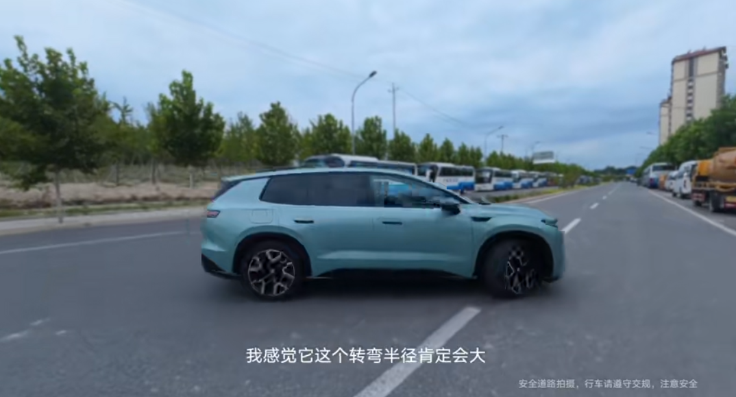 我很喜欢易立竞找代驾试车评车ID.AURA T6这个行为，熟悉易立竞的人都知道，她擅长深度访谈，习惯挖掘事物背后真实的一面。这次筹备一汽-大众的访谈，她没有沿用常规媒体的调研方式，不接受产品经理的讲解，也不参考网上各类车评内容，而是直接呼叫代驾师傅试驾新车。她认为，产品资料里能查到全部参数，而代驾常