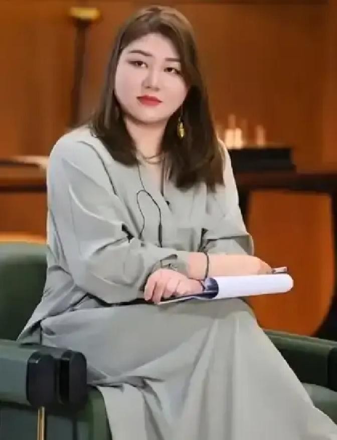 2004年，19岁杨天真用父母辛苦攒下来的18万元积蓄，在北京买了一套房产，气得父母差一点跟她断亲。结果，她的眼光却是过于独到，令人惊艳！

房子买在通州，那会儿还没通地铁，周围都是荒地。父母气得整整三个月没接她电话，杨天真白天在中戏上学，晚上就坐着公交车往通州跑。那房子就是个毛坯，空荡荡的，她却觉