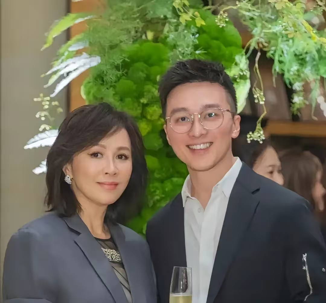 刘嘉玲携侄子露面，强推家族新星，背后有何深意？
刘嘉玲最近带侄子出席傅厚民生日宴，这事挺值得琢磨的。她不是随便带个人去玩，更像是在对外宣布什么。
傅厚民背景不简单，在澳门那边有头有脸。刘嘉玲带着侄子站到这种圈子，意思很明白，她是在铺路。
她经历过那么多事，应该比谁都清楚，最后能靠的只有自己人。带侄子