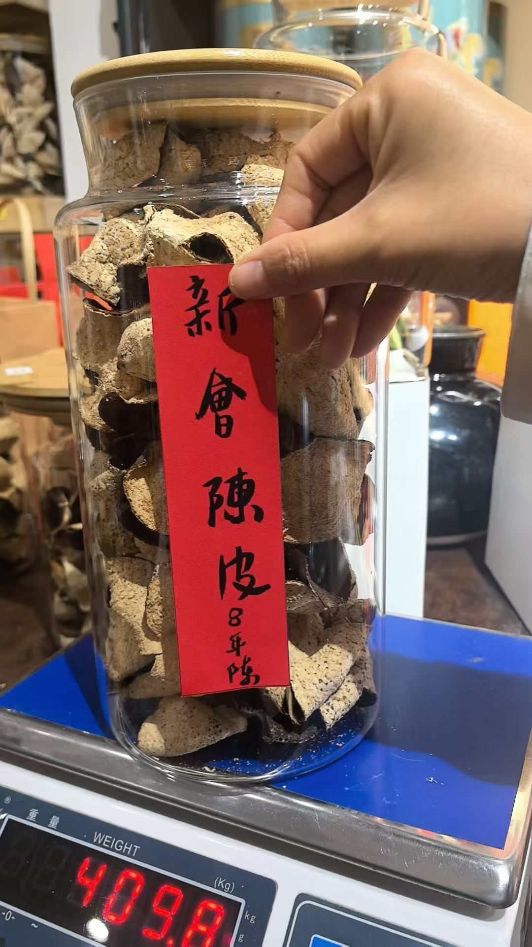 气血越足，人越沉得住气，气血越虚，则收摄不住。气血是一个人的精气神，人在气血充足的时候，会有阳刚之气，反之则郁郁寡欢。

曾国藩在冰鉴中说，功名看气概，富贵看精神，正邪看眼神，就是说看一个人能不能成大事，看他的精气神就可以。

记住:少阳补气，闭目养神，薄欲养精。

唯一能解决的办法就是少胡思乱想，