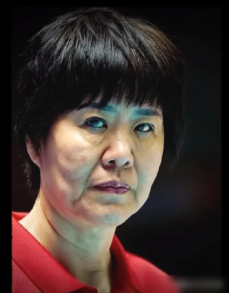朱婷亲口甩出那句没考虑过回归国家队时，真相远比这四个字扎心得多。
不是她不愿打，是现实直接把门给焊死了。她在意大利打球，赛程冲突错过了国内年初的注册期，按规定，她连代表国家队参赛的法定资格都没有。
最让人唏嘘的是啥？截至8月底，压根没人找她正式沟通过回归的事。这边是意甲双冠王、MVP拿到手软的世