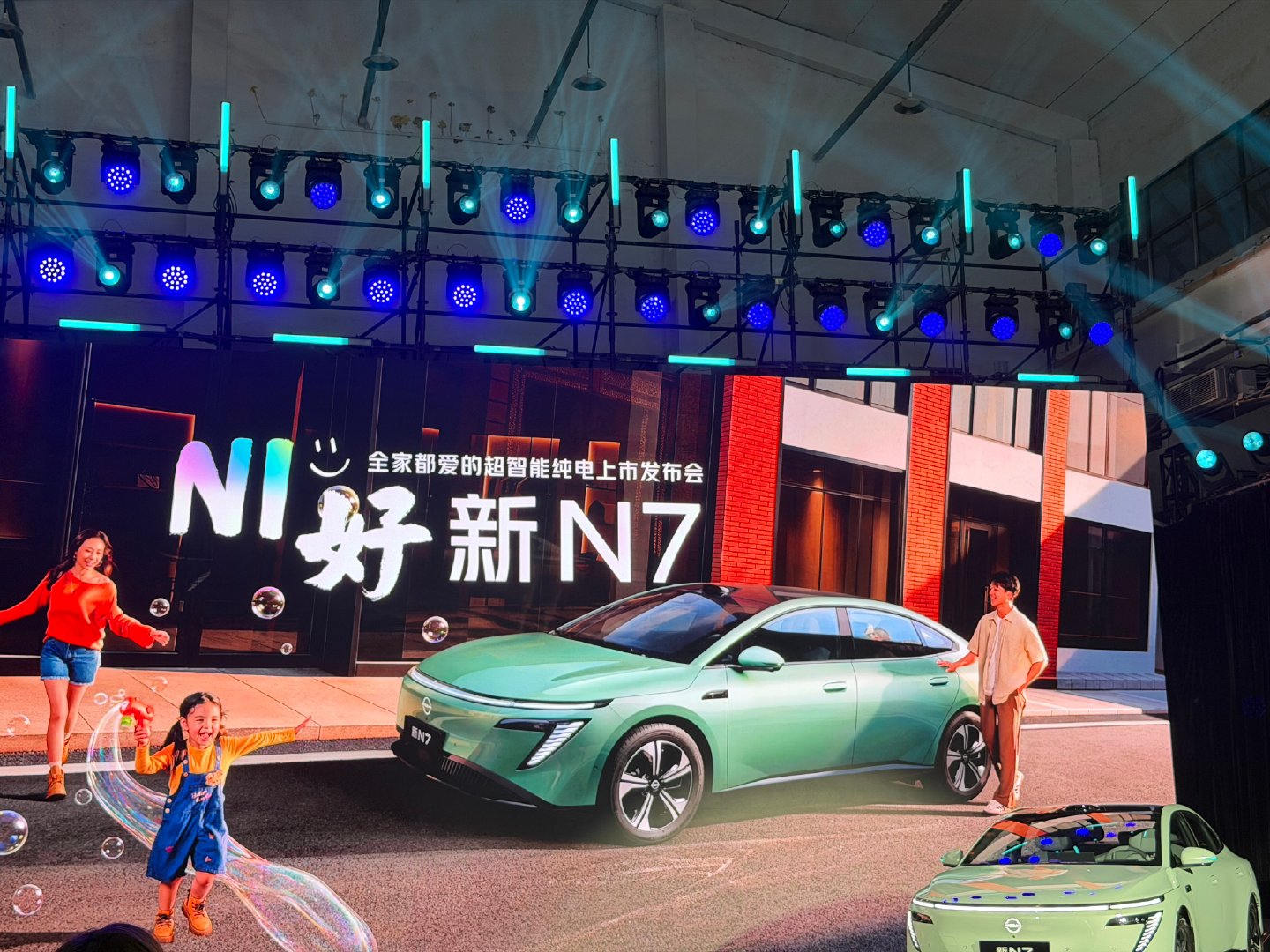 东风日产新N7 的价格也太狠了，限时权益价10.99万起，激光雷达也只要 12 万，卷出天际。

新 N7 最大看点，是把高阶智驾下放到家用主流价位。搭载Momenta R7智驾方案，高通8650P芯片+29个传感器，合资和智驾厂商联合调校，还带来行业首个不晕车高阶智驾，从启停、变道优化底盘表现，兼顾开车和乘车体验。

座舱也围绕家用做足优化，前后排舒适性配置拉满，同时做了大量电池安全与多地形实测。
配置33项升级，增配不增价。主销625Max权益价13.99万，对比老款配置涨、价格降，智驾、舒适配置直接给到主销版本，不用额外选装。

不光产品力实在，售后保障也很有诚意。三无忧服务覆盖多类用车损耗，智驾还赠送一年保障权益，高额赔付兜底。

现在家用纯电不再只看续航和参数，能不能兼顾智驾、乘坐舒适、长期用车保障，才是普通家庭真正在意的点。新N7算是给出了一个很有参考性的答案。

#12万级激光雷达新N7上市##东风日产N7#