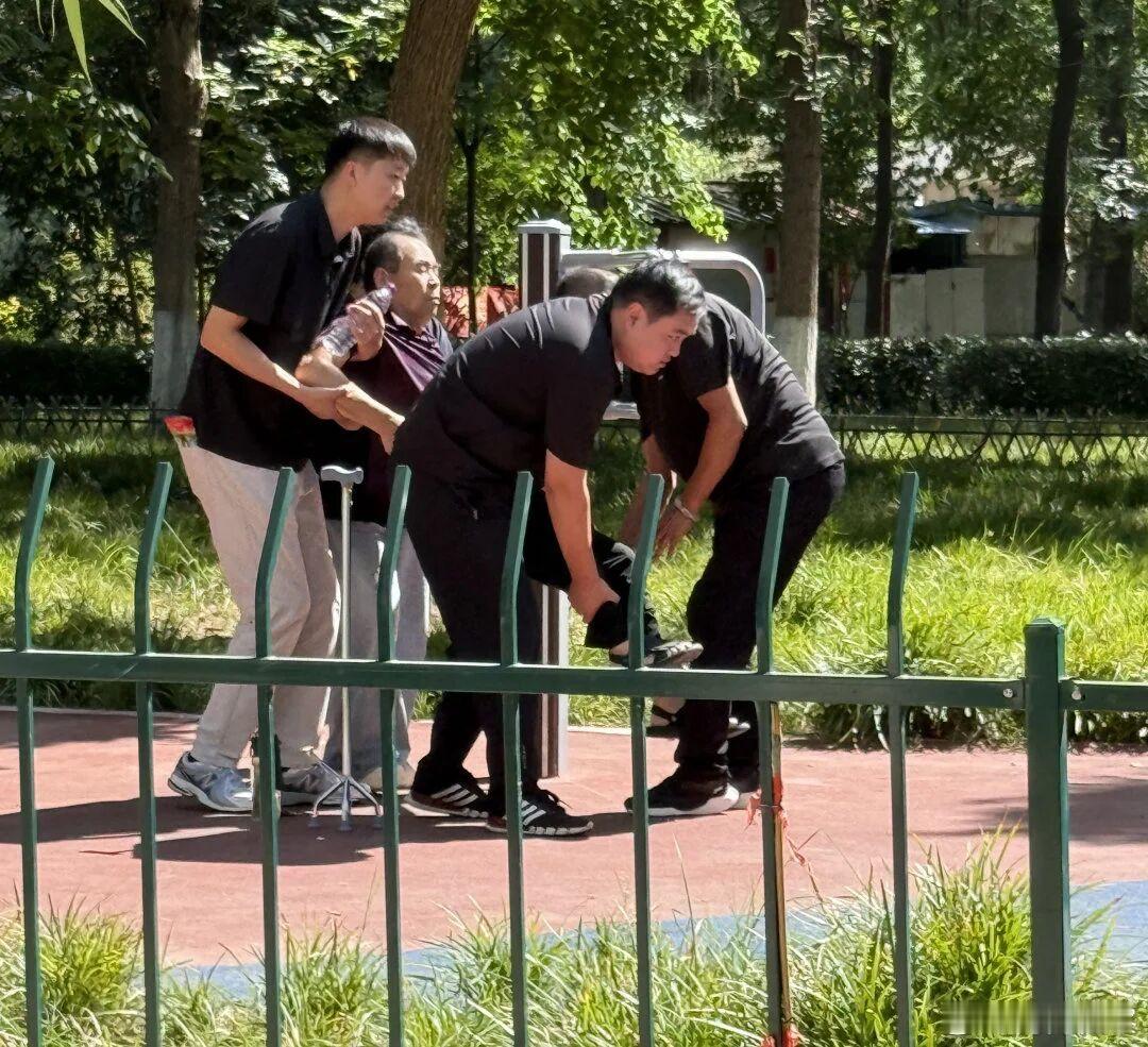 #正能量# 【危急时刻显担当，夏邑检察干警普法现场施救老人】普法现场，一位拄着拐杖的老人，毫无征兆地身体发软、站立不稳，脸色瞬间煞白，脑袋无力地耷拉下来，双手垂落。“不好！老人出事了！”没有丝毫犹豫，正在现场开展普法工作的夏邑县人民检察院第四检察部干警王笛、韩冰，第一时间冲了上去！ ​
