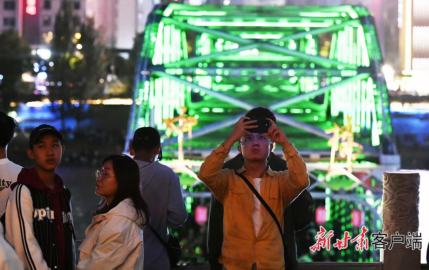 兰州百年铁桥夜璀璨【百年铁桥夜璀璨 家国同庆欢乐浓】🇨🇳国庆假期，金城兰州夜色璀璨，黄河之滨热闹非凡。10 月 3 日夜晚，百年中山桥华灯绽放，“黄河第一桥” 在夜色里熠熠生辉，桥上人头攒动、游人如织，处处洋溢着喜庆祥和的节日氛围。文旅中国行同城热点创作计划 ​​​