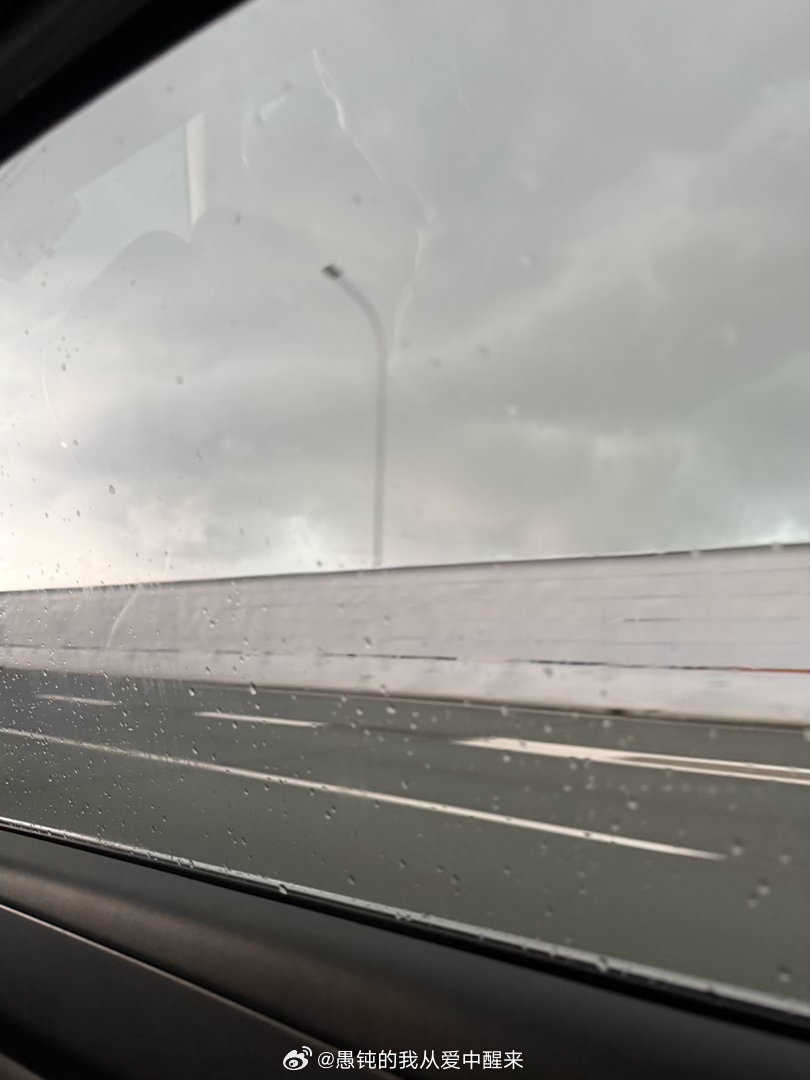 草草遇上巨大雨了，雨夜高架桥迈巴赫既视感。。。 ​