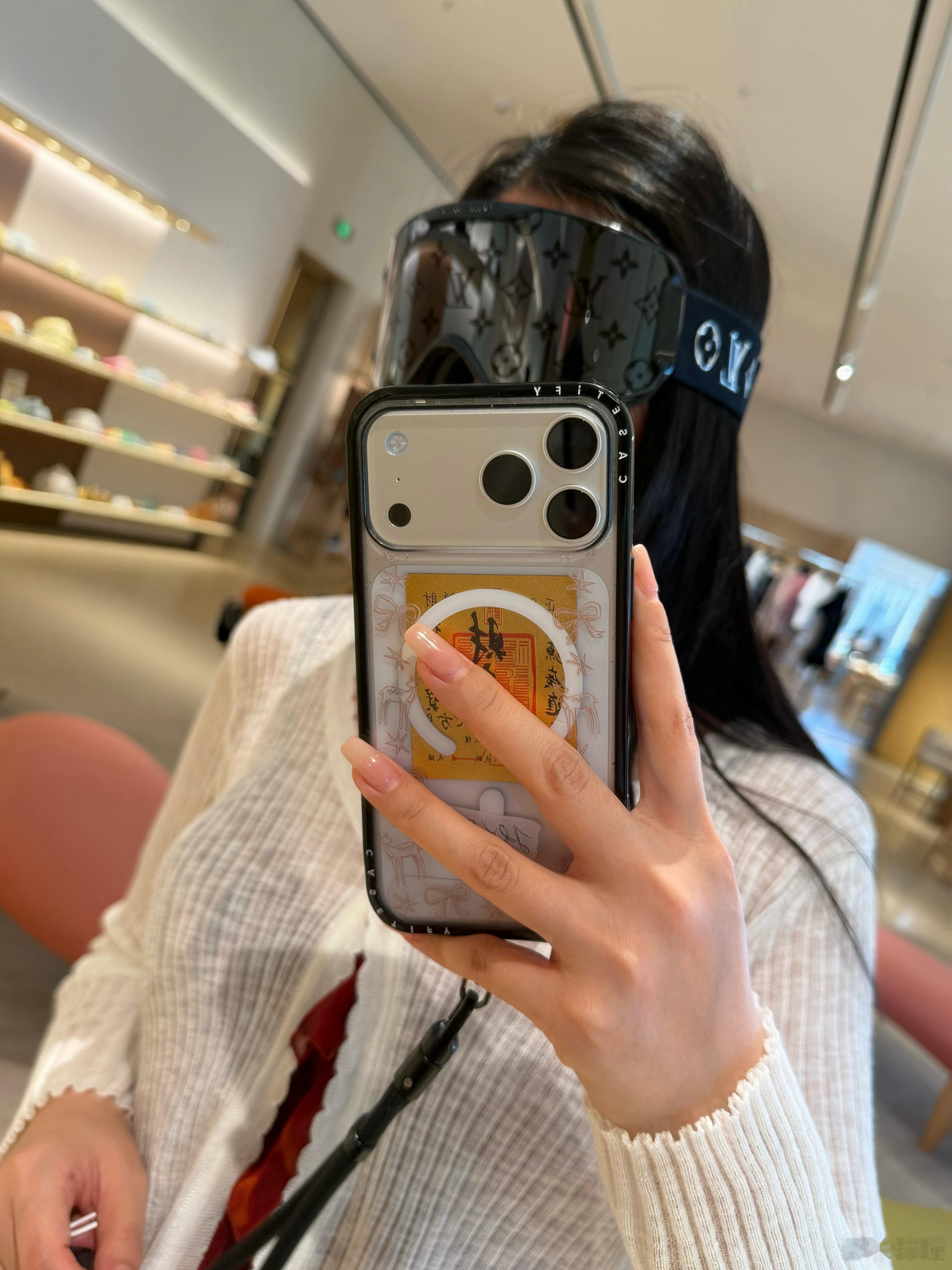 #拼多多iPhone18Pro直降1000元# 从初代用到现在的老果粉举手🙋‍♀️，说实话我换机一直挺稳的，一般都是为了拍摄需求，毕竟金牛座的钱包👛，每一分钱都得花得明白。

刷到拼多多百亿补贴，iPhone 18 Pro 和 18 Pro Max 新品首发就给官方补贴！这优惠力度谁能忍得住！

首先，选择想要购买的那款， ​